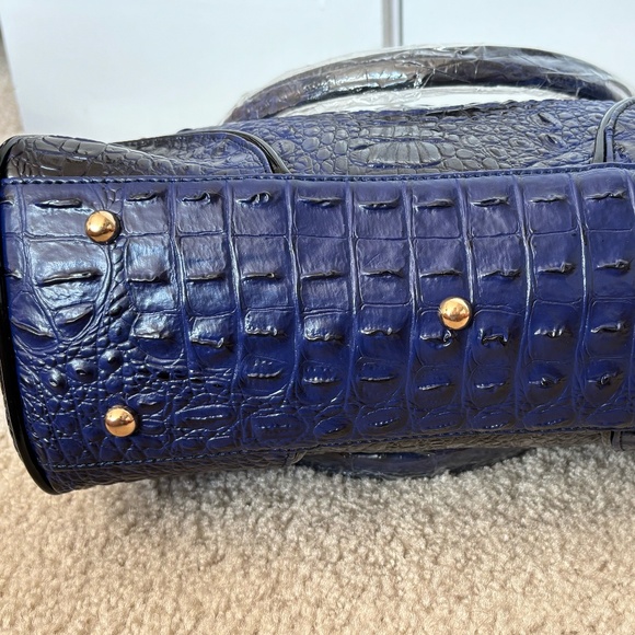 Stauer Crocodile-Embossed Blue Handbag with Wallet - Picture 5 of 13